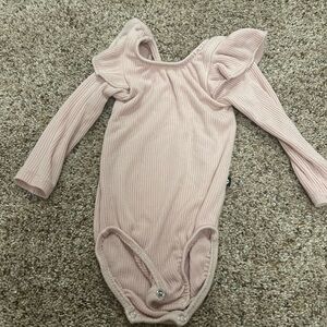 Kyte Baby light pink ribbed ruffle bodysuit 6-12 months